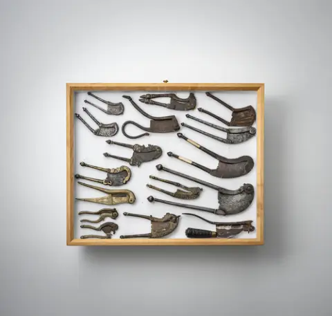 Groupe de 34 coupe-bétel, outils et ustensiles, en partie pour le bétel, montés dans deux vitrines