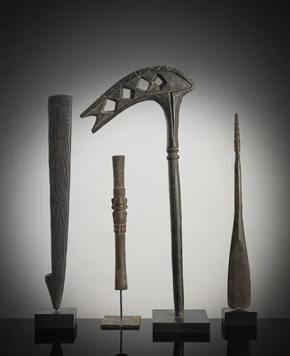 Quatre sculptures sur bois sur socles
