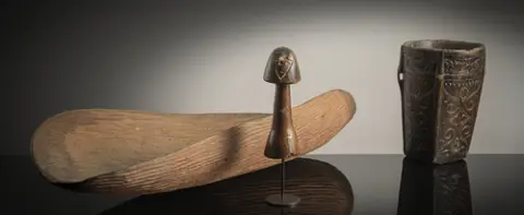 Trois artefacts en bois
