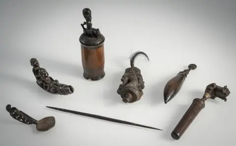 Sept sculptures sur bois, dont cuillère, rouleau de tissage, poignées, boîte à couvercle