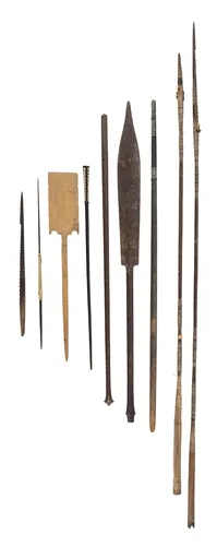Lot d'armes en bois et bâtons cérémoniels