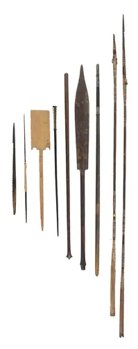 Lot d'armes en bois et bâtons cérémoniels