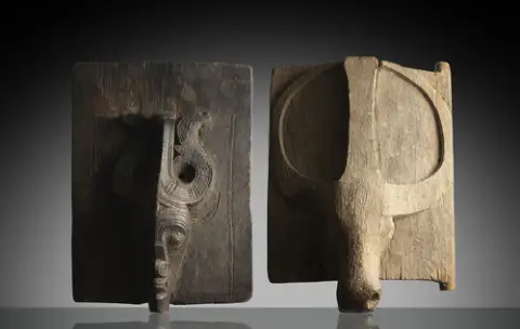 Deux panneaux sculptés