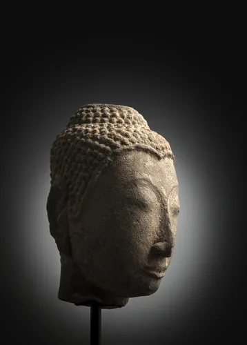 Tête de Bouddha Shakyamuni en grès