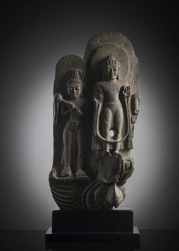 Stèle en pierre avec représentation du Bouddha Shakyamuni enseignant