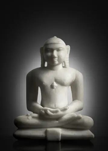 Figurine de Tirthankara jaïn en albâtre blanc