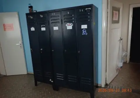 1 Posten Umkleidespinde, grau, ca. 1,80m hoch, 1 x 2-flügelig, 3 x 3-flügelig, 2 x 4-flügelig, 2 x 3-flügelig, braun