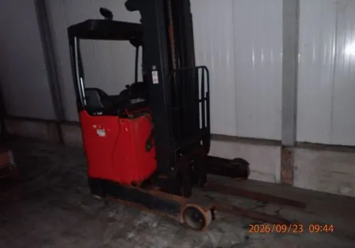 1 carretilla de mástil retráctil Linde R16-01, año 2016, n.º de serie: P21120G01238, 1.600 kg, horas de servicio 2.746, altura de elevación 8.200 mm, batería defectuosa,…
