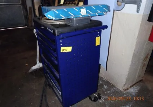 1 lote compuesto por: carro de taller Promat, contenido: herramientas, mesas de trabajo con herramientas manuales, armario de acero, mesa vieja