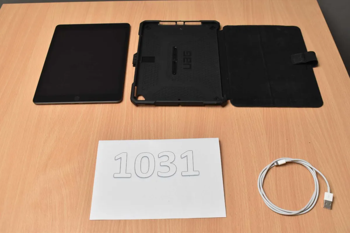 1 Apple iPad generația a 8-a A2270 32 GB – 10,2" (25,91 cm)
