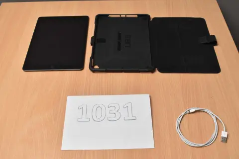 1 Apple iPad generația a 8-a A2270 32 GB – 10,2" (25,91 cm)