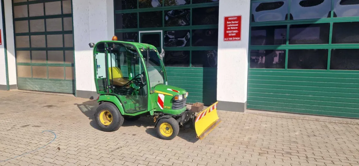 1 John Deere X748