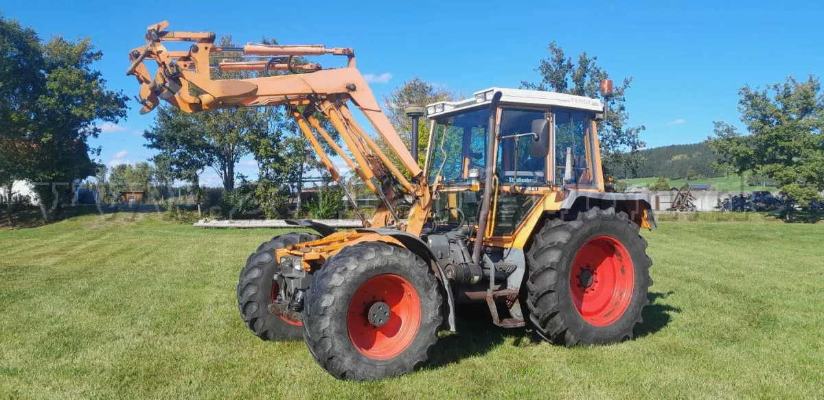 1 трактор Fendt GT 395, не придатний до руху, з фронтальним навантажувачем і косаркою Vario