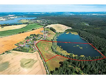 Teil des Karpensees und Grünland – Blankenberg