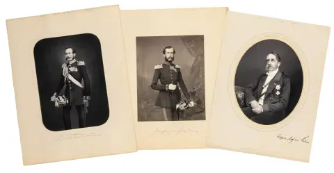 Prussia – tre autografi di personalità prussiane. Ciascuno sotto fotografia-ritratto originale. Vintage. Carta salata. Montati. Circa 1865.