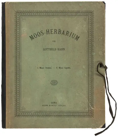 Biologija - botanika – Hahn, Gotthold. Herbarij mahovina. I. Musci frondosi, II. Musci hepaticae. S 90 osušenih pripravaka mahovina na 10...