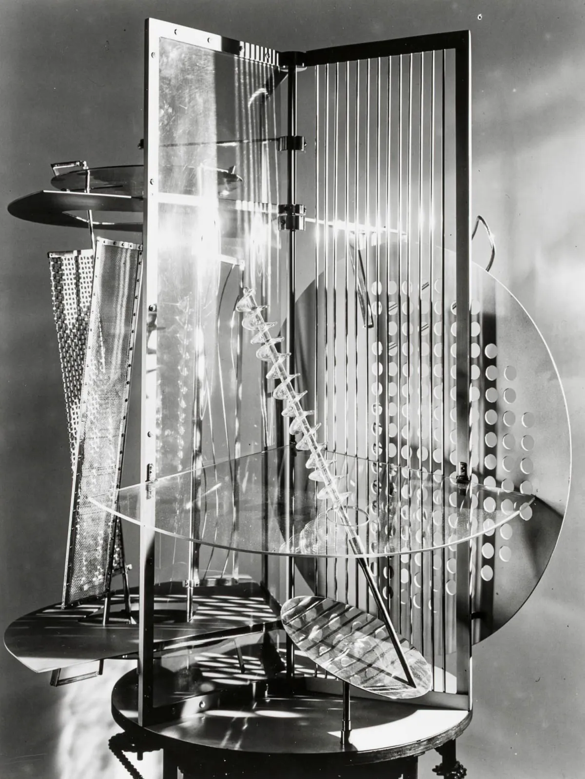 Bauhaus – Moholy-Nagy, Laszló. Modulații lumină-spațiu. Mapă cu 6 fotografii originale. Gelatină cu argint. Hamburg, Edition Griffelkunst,…