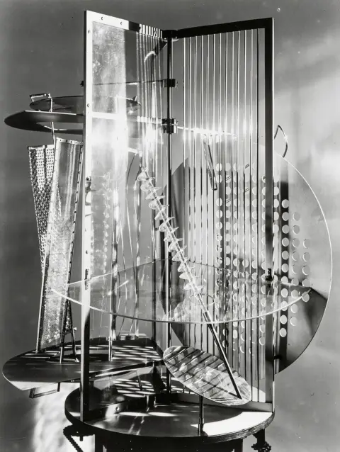 Bauhaus – Moholy-Nagy, Laszló. Licht-Raum-Modulationen. Mappe mit 6 Original-Photographien. Silbergelatine. Hamburg, Edition Griffelkunst,…