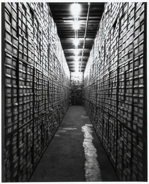 Boltanski, Christian – Archive of the Carnegie International 1896-1991. Mit beigelegter rückseitig signierter Original-Photographie (18 x…