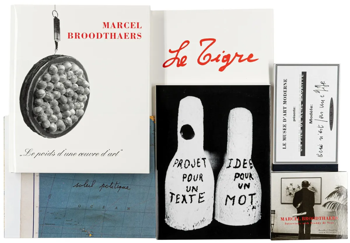 Broodthaers, Marcel – Tinaia 9 Box। 6 वस्तुओं और 1 मोनोग्राफ़ वाला बक्सा। कोलोन, Tinaia 9 Verlag, 1994। 31 x 31 सेमी। मूल लिनन केस में ढीले, मूल लिनन आवरण सहित।