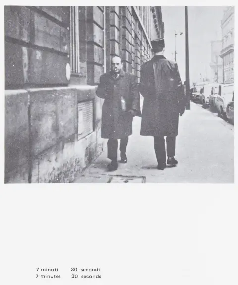 Huebler, Douglas – Durata, Duration. Mit 61 photographischen Abbildungen. Turin, Sperone Editore, 1970. Unpaginiert. 17 x 12 cm.…