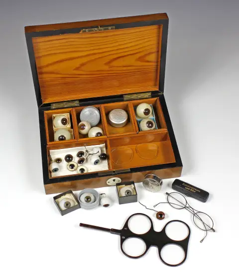 Medicine & Pharmacy – Augenprothesenset eines Augenarztes. Deutschland, um 1910, mundgeblasene Glasaugen und Instrumente eines…