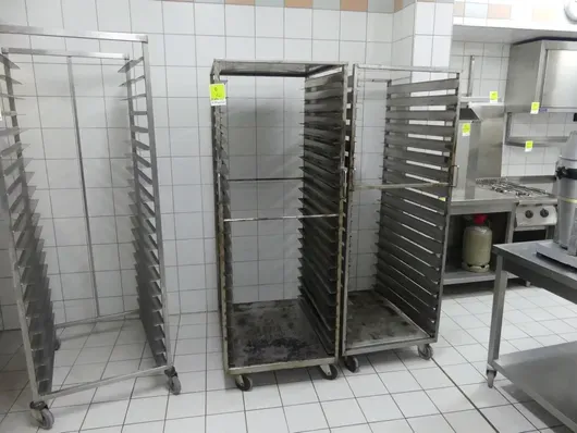 2 pinokärryä