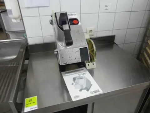 Mașină de tăiat legume PEFRA