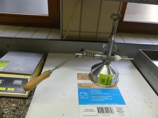 Dispozitiv manual de umplut cu gem