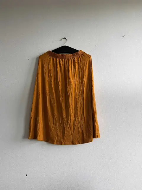 1 falda midi original basic apparel, inca gold, talla XS, nueva