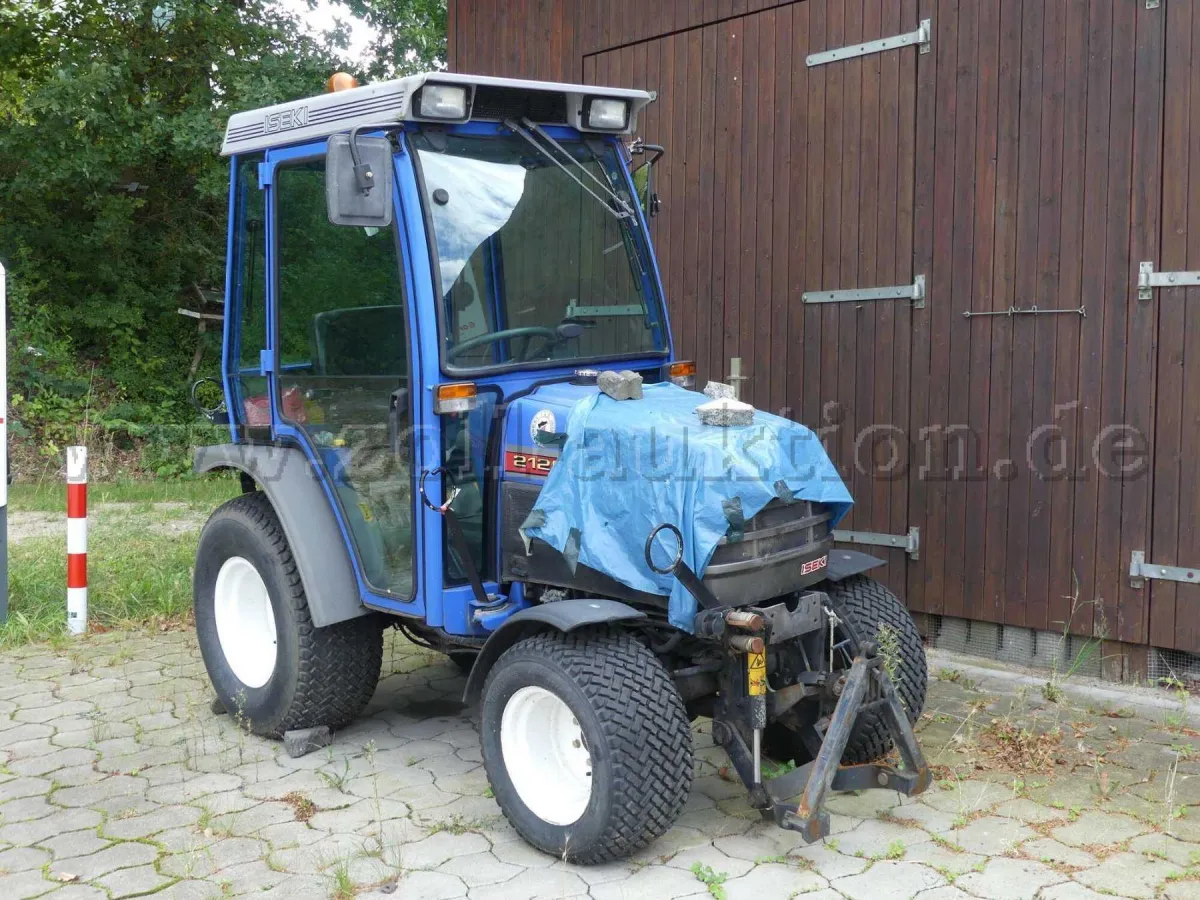 1 tractor compact ISEKI 2125 AHL *defecțiune motor *parțial demontat