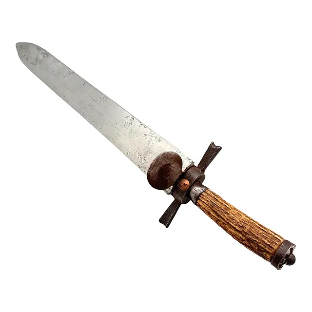 Coltello da caccia Waidpraxe con manico in ferro, impugnatura in corno di cervo e marchio in rame con doppia corona, sec. XVIII–XIX