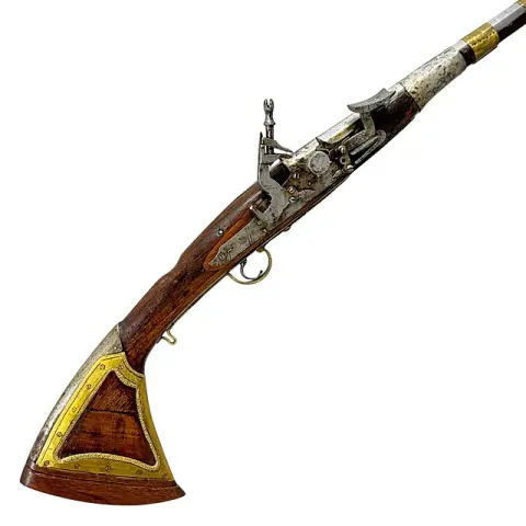 Berbergewehr Moukahla, Nordafrika, Schnapphahnschloss, Messingbänder und Kolbenplatten, wohl 19. Jh.