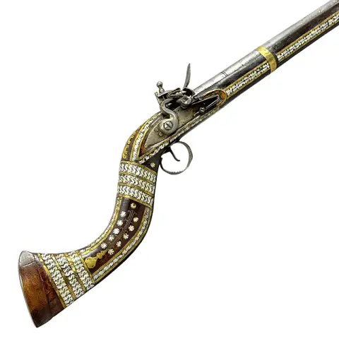 Afghanisches Steinschlossgewehr Jezail, Nussbaumschaft, Perlmutteinlagen, Messingbänder, 19. Jh.