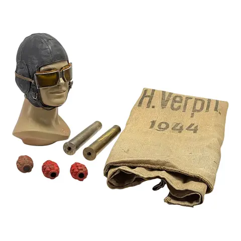 Wehrmacht Fliegerhaube mit Brille auf Präsentationskopf, Kartuschen 3,7 cm Pak, Verpflegungssack