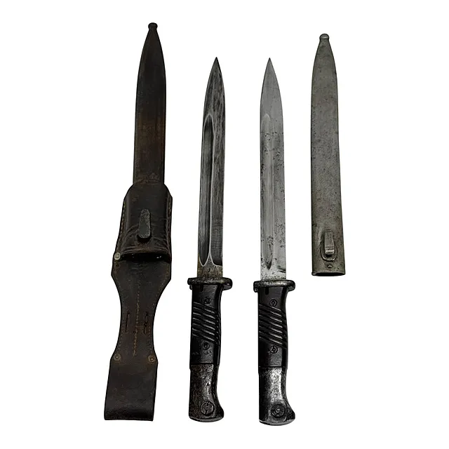Dos sables de bayoneta 84/98 con vainas, tahalí, E. u. F. Hörster 1942 y Mundlos 1944