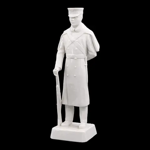 Porzellanfigur eines Kadetten der Militärakademie West Point in Wachuniform mit Gewehr, 20. Jh.
