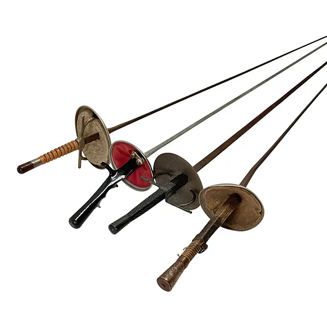 Cuatro floretes, armas de esgrima deportiva con hoja cuadrada, empuñadura italiana y de pistola, siglo XX