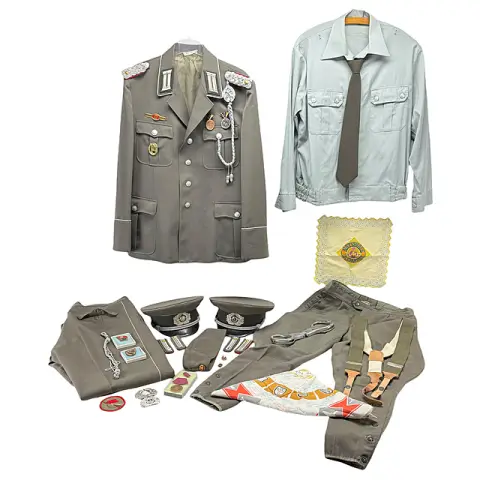 DDR-Uniform mit Zubehör, Nationale Volksarmee NVA, Jacke eines Majors, zwei Schirmmützen, Abzeichen