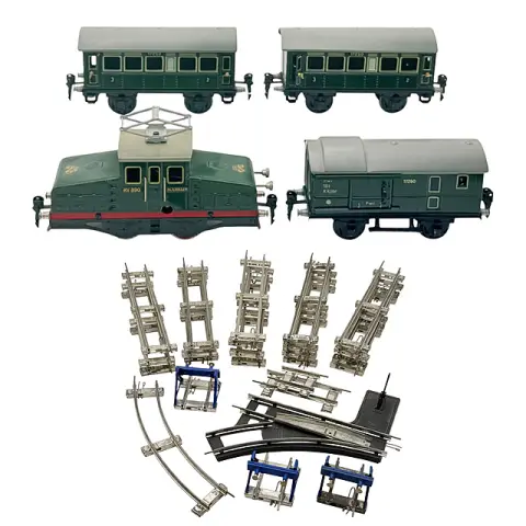Märklin E-Lok RV 890 mit zwei Personenwagen, Gepäckwagen und Schienenkonvolut, Spur 0, 1930er Jahre