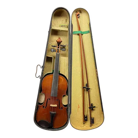 Geige mit zwei Bögen im Holzkasten, Violine, Boden aus geflammtem Ahorn, mit bestickter Samtdecke
