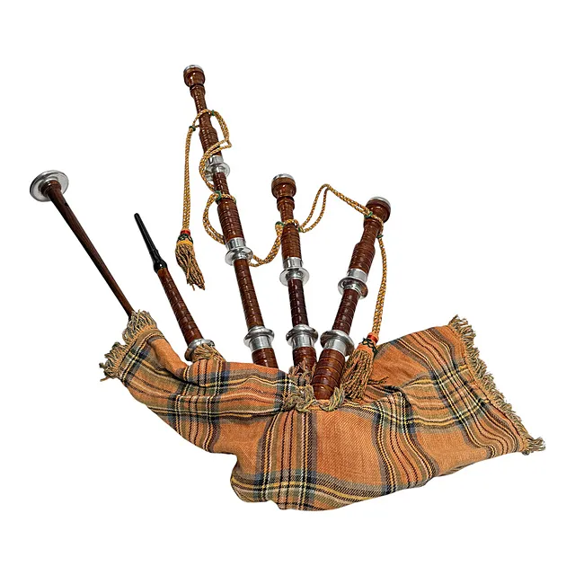 苏格兰风笛,Great Highland Bagpipe样式,三个持续音管,格子呢外罩,木质和金属