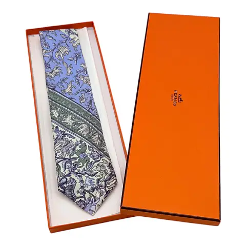 Hermès Paris, Seidenkrawatte mit Tieren und Ranken, Elefanten, Tiger und Jäger, mit Originalkarton