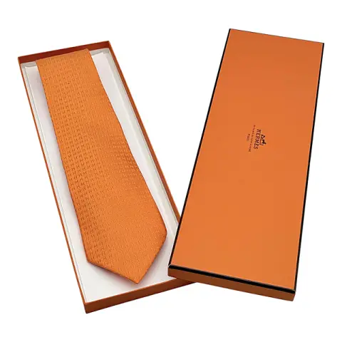 Hermès Paris, Krawatte aus Seide, orange mit eingewebtem Muster aus kleinen „H“, im Originalkarton