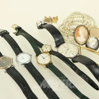 Konvolut Modeschmuck u. Armbanduhren im Schmuckkoffer