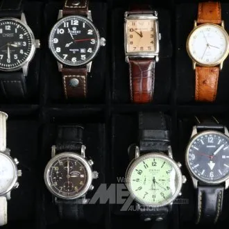 8 montres-bracelets dans une petite vitrine