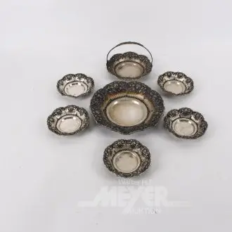 7 verschillende decoratieve schalen en borden in repoussé-stijl