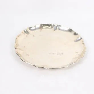 Round serving platter with curved rim