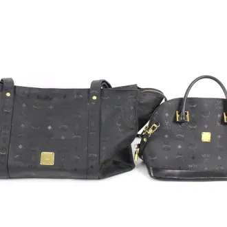 gr. Tragetasche sowie eine Handtasche, schwarz