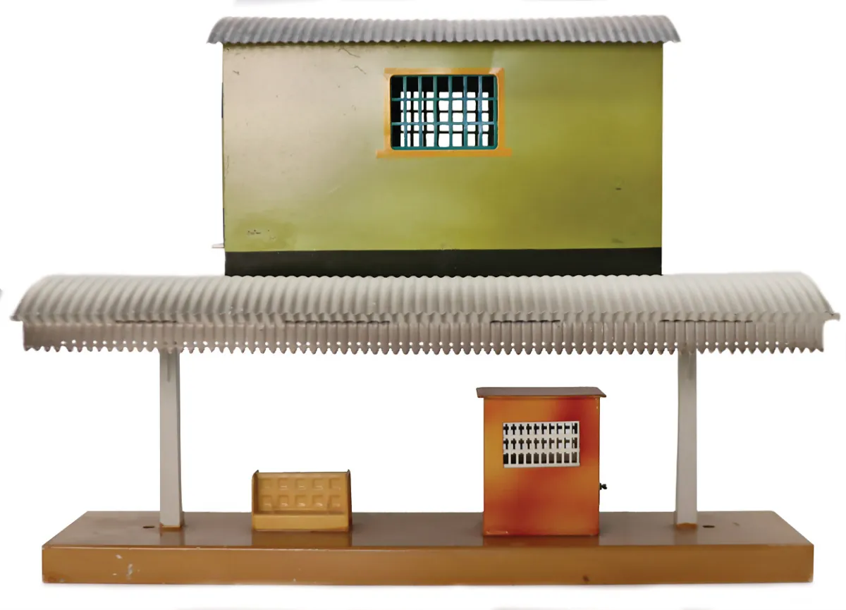 MÄRKLIN – Voie 0 : Halle de quai avec banc et maison de garde